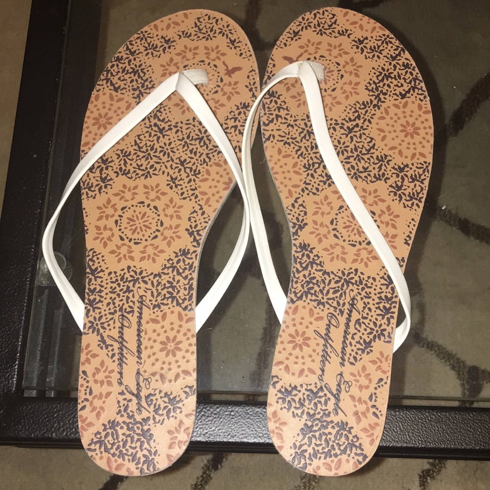 American Eagle White Flip flop Sandals size 6